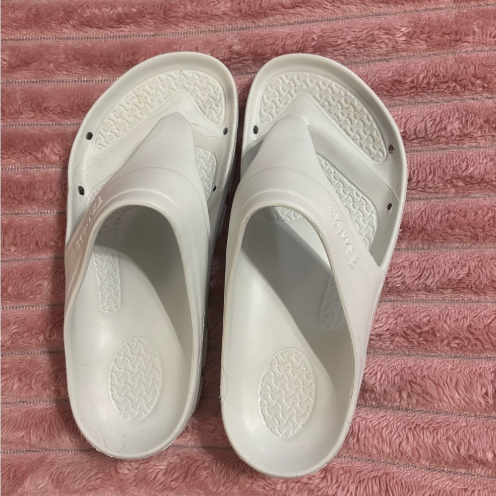 Birkenstock White Thong Sandal EUC women’s 7.5 EU38